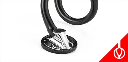 3M Littmann moški kardiološki stetoskop na belem ozadju.
